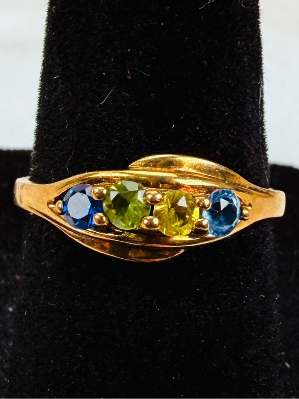 Vintage Goldtone Alloy multicolor stone size 6 1/2 ring
